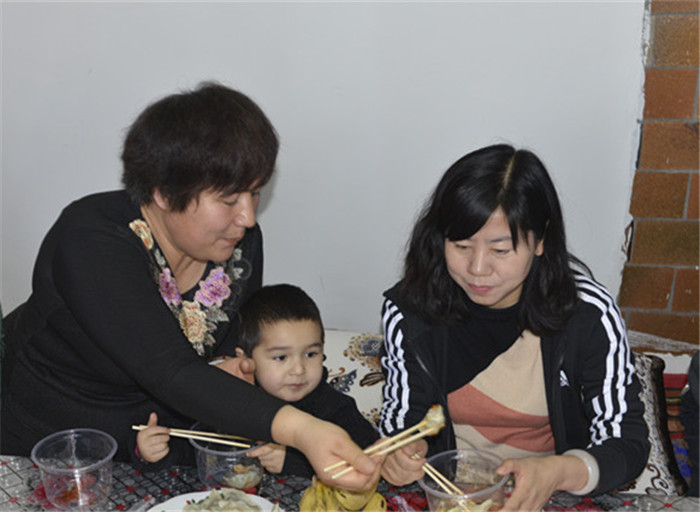 2来，亲戚，先尝一尝这个饺子。.jpg