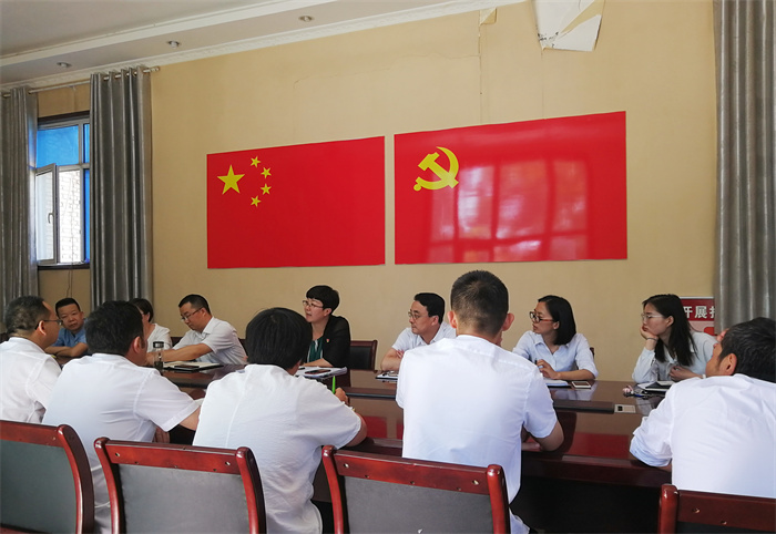 巴州党委巡察办大力开展州县联动巡察,巡乡带村,解剖麻雀。图为巴州党委第七巡察组在巡察轮台县哈尔巴克乡党委过程中,同巡察哈尔巴克乡各村党支部的轮台县党委巡察组共同研究解决巡察过程中出现的问题,在上下联动中传授工作方法,提升巡察质量。.jpg