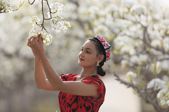 库尔勒市:各族群众与花共舞(张婷 摄).jpg