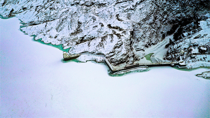 6.雨水时节,和硕县八一水库迎来了一场突如其来的大雪,茫茫大地,白雪纷飞,处处银装素裹,圣洁的雪精灵翩然起舞,给大地换上了洁白的新衣,宛若置身仙境一般,美不胜收。(和硕县纪委监委 李鹏举 摄).jpg