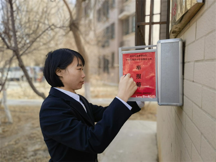 2.库尔勒市迎宾街道纪检监察女干部,密切关注群众关心关切问题,将基层“小微权利”盯紧看牢,展现了新时代纪检监察干部的使命担当与巾帼华采。(库尔勒市纪委监委 黄磊 摄).jpg